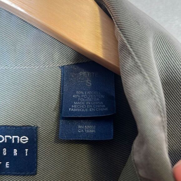 Liz Claiborne Button down shirt- Women petite Small - Picture 3 of 9